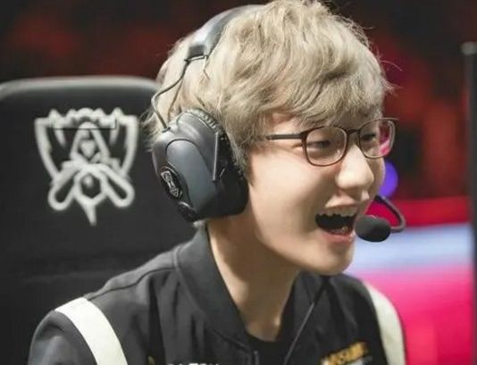 何如此引人 何如此引人